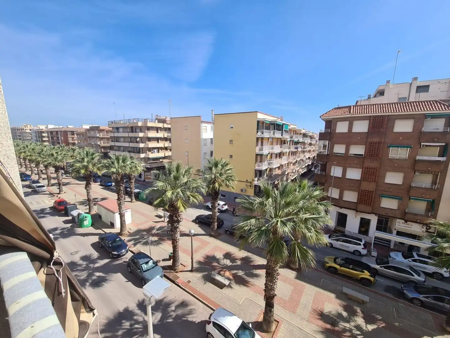 Vista exterior de Piso en venta en Guardamar del Segura con Aire acondicionado, Terraza y Piscina comunitaria