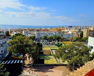 Vista exterior de Casa adosada en venda en Estepona amb Calefacció, Terrassa i Balcó