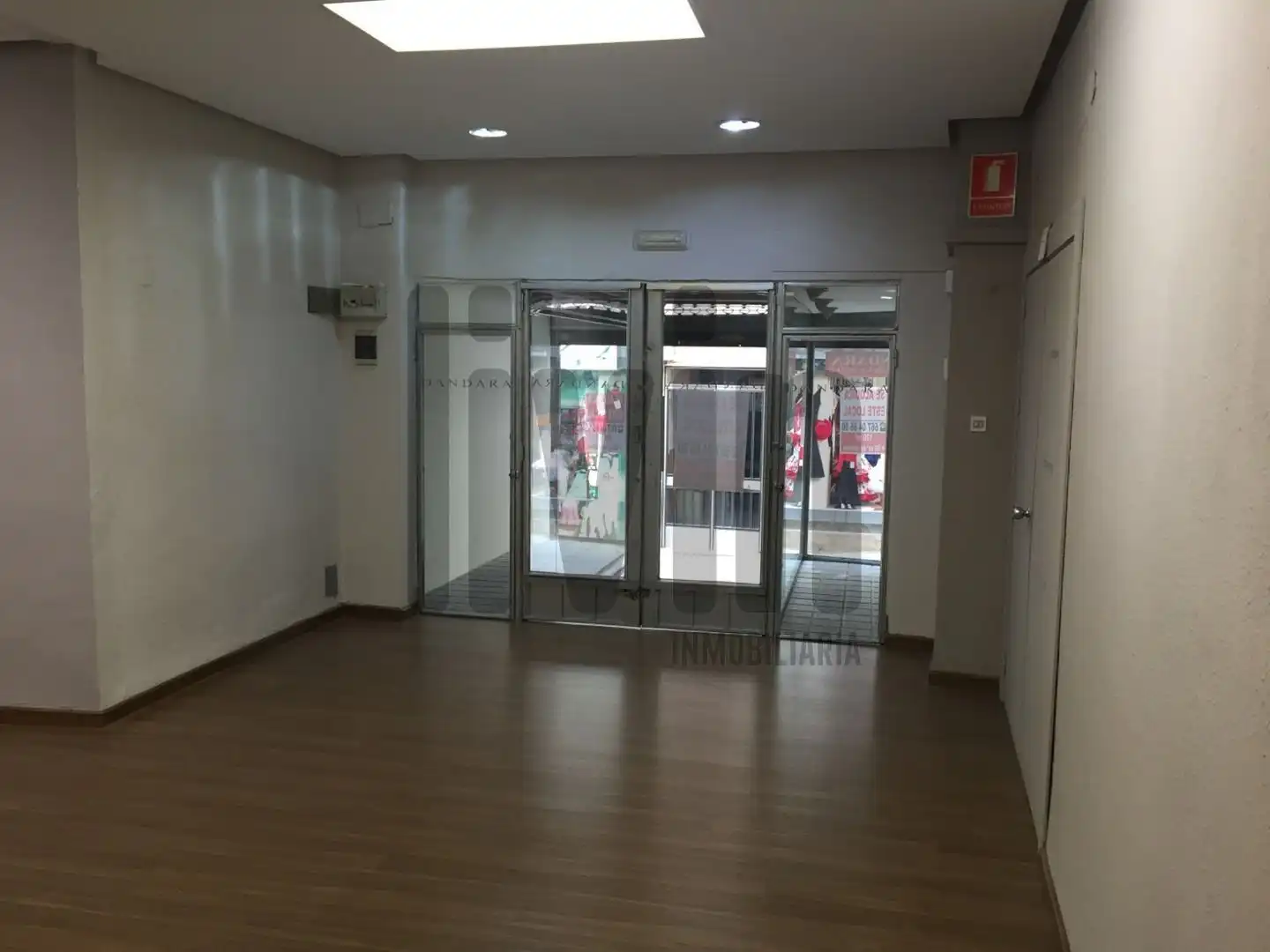 Locale commerciale in vendita a DOCTOR CIVERA 9