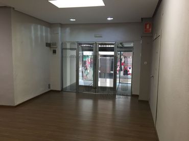 Locale commerciale in vendita a DOCTOR CIVERA 9