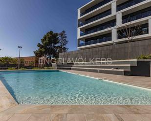 Piscina de Apartament de lloguer en Esplugues de Llobregat amb Aire condicionat, Calefacció i Jardí privat