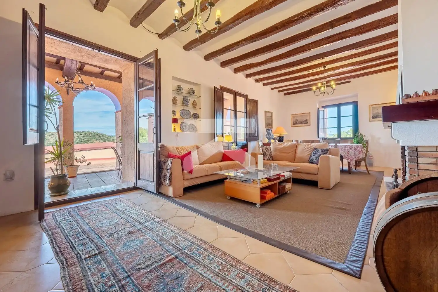 Sala d'estar de Finca rústica en venda en El Molar (Tarragona) amb Aire condicionat, Calefacció i Jardí privat