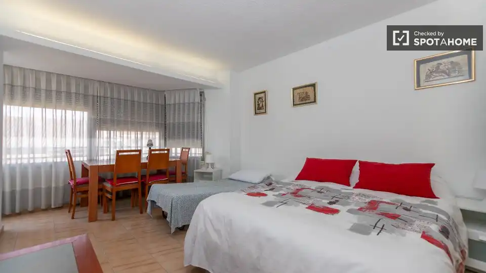 Habitación de Piso de alquiler en Valencia con Aire acondicionado, Calefacción y Amueblado