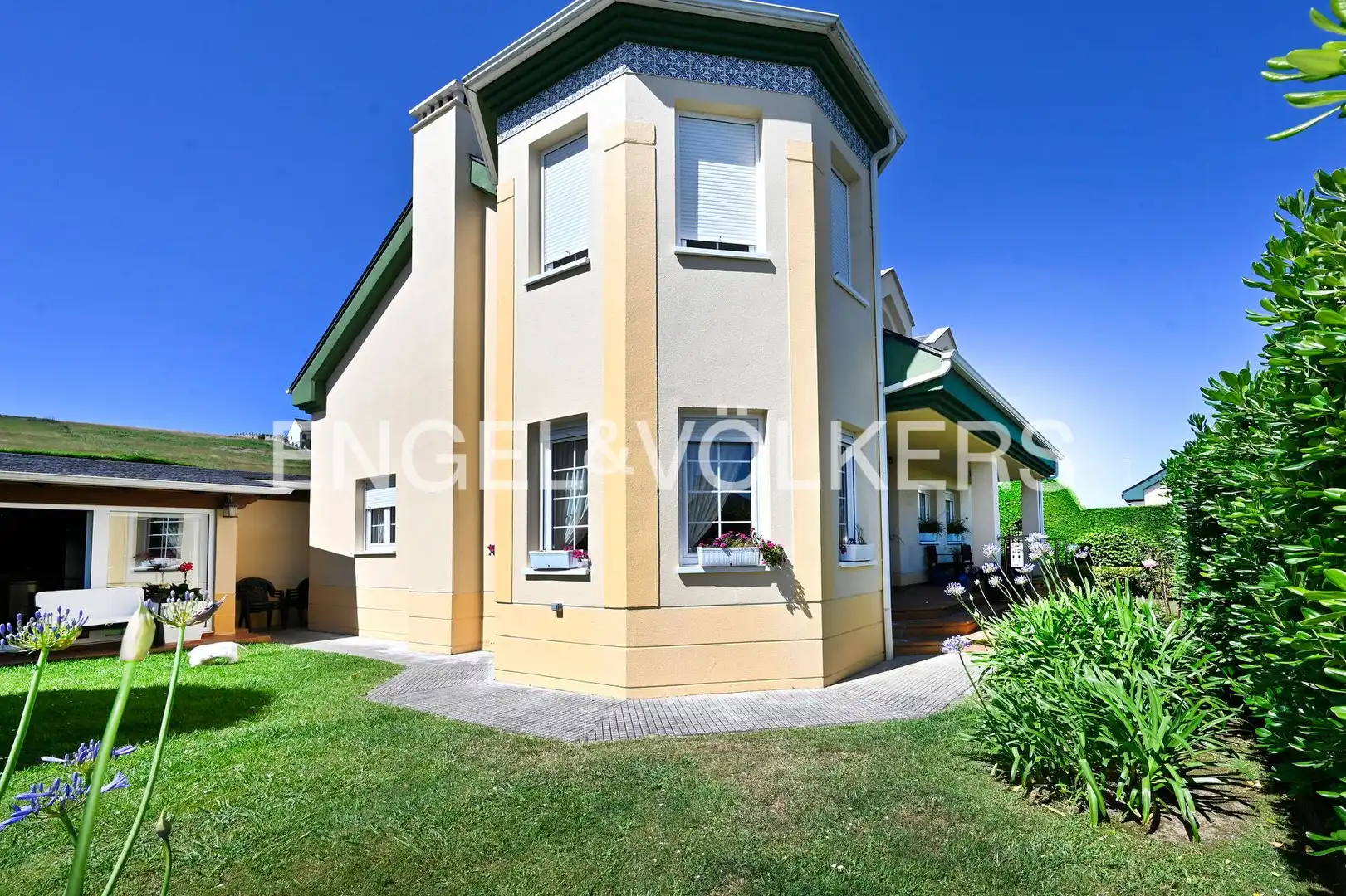 Vista exterior de Casa o chalet en venta en Santa Cruz de Bezana con Aire acondicionado, Calefacción y Jardín privado