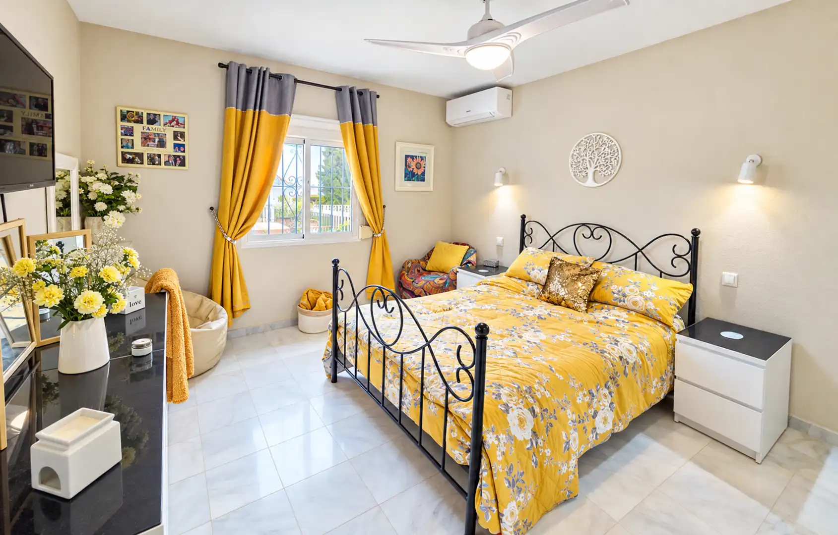 Bedroom of Houses for sale in La Duquesa