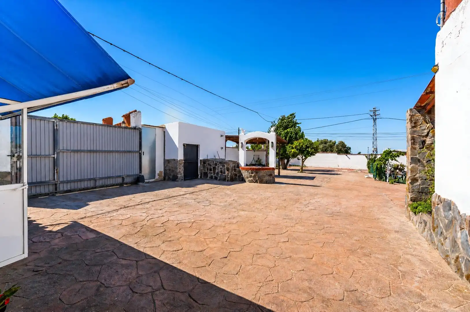 Vista exterior de Casa o xalet en venda en Chiclana de la Frontera amb Aire condicionat, Jardí privat i Terrassa