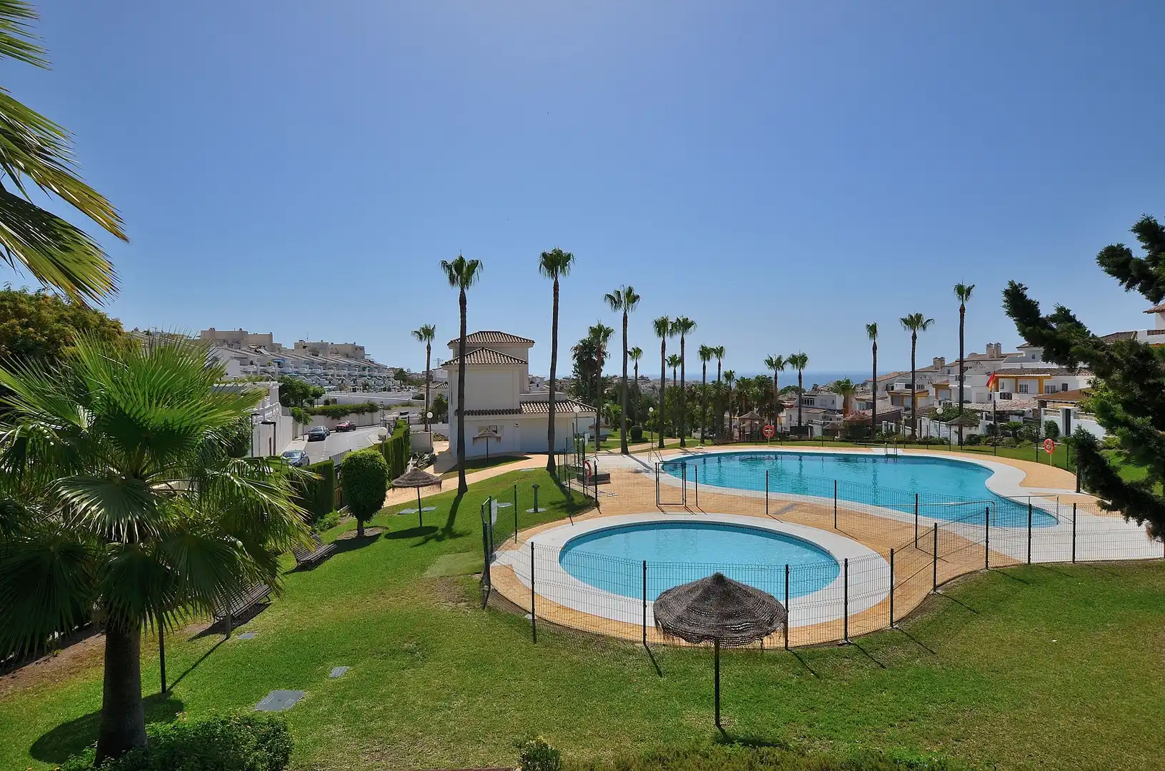 Jardí de Casa adosada en venda en Benalmádena amb Aire condicionat, Terrassa i Forn