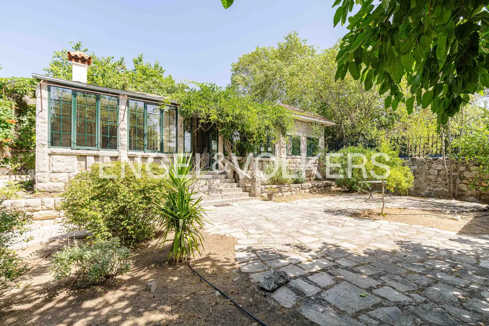 Vista exterior de Casa o xalet en venda en Hoyo de Manzanares amb Calefacció, Jardí privat i Terrassa