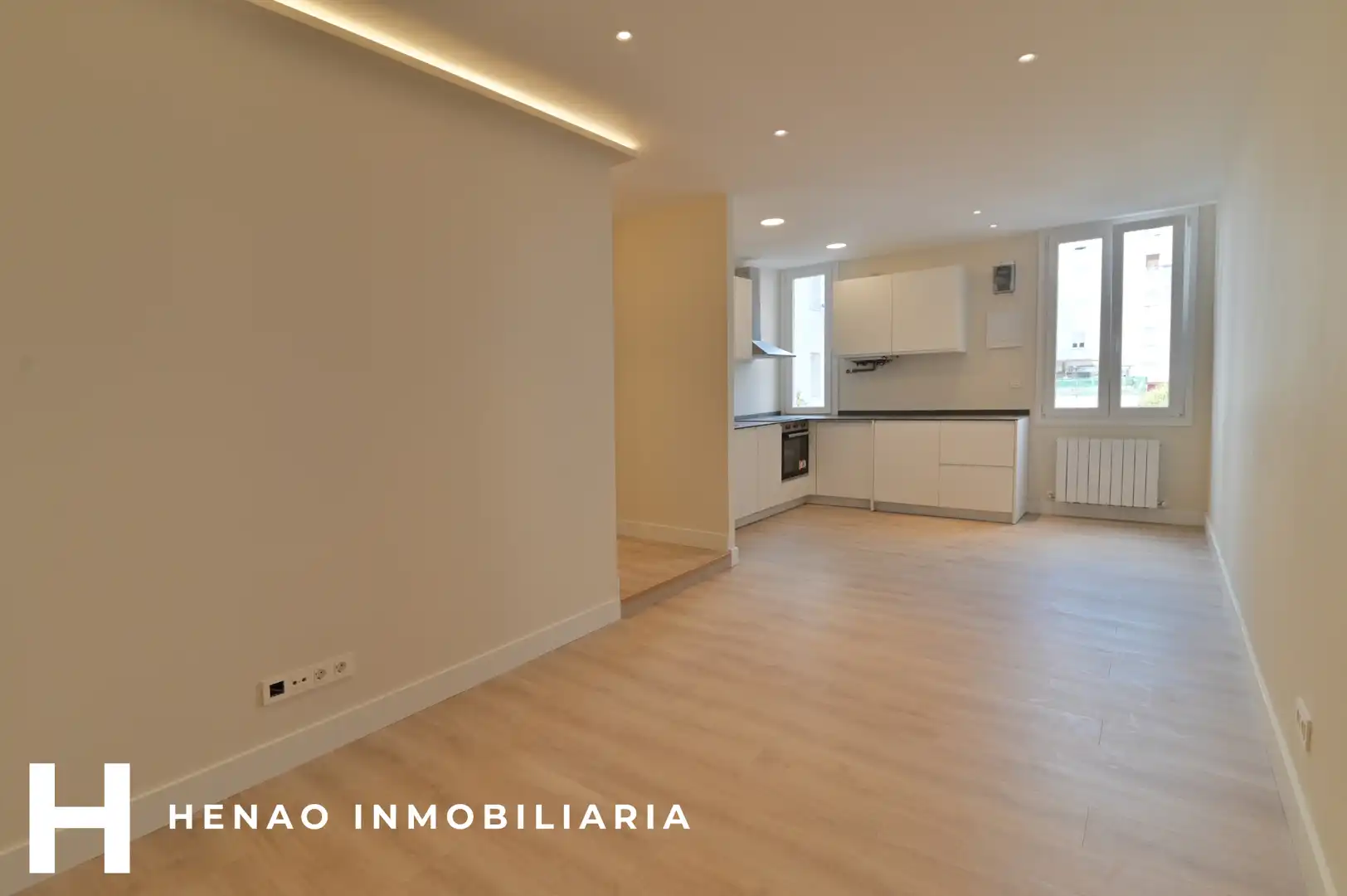 Sala d'estar de Pis en venda en Bilbao  amb Calefacció, Parquet i Forn