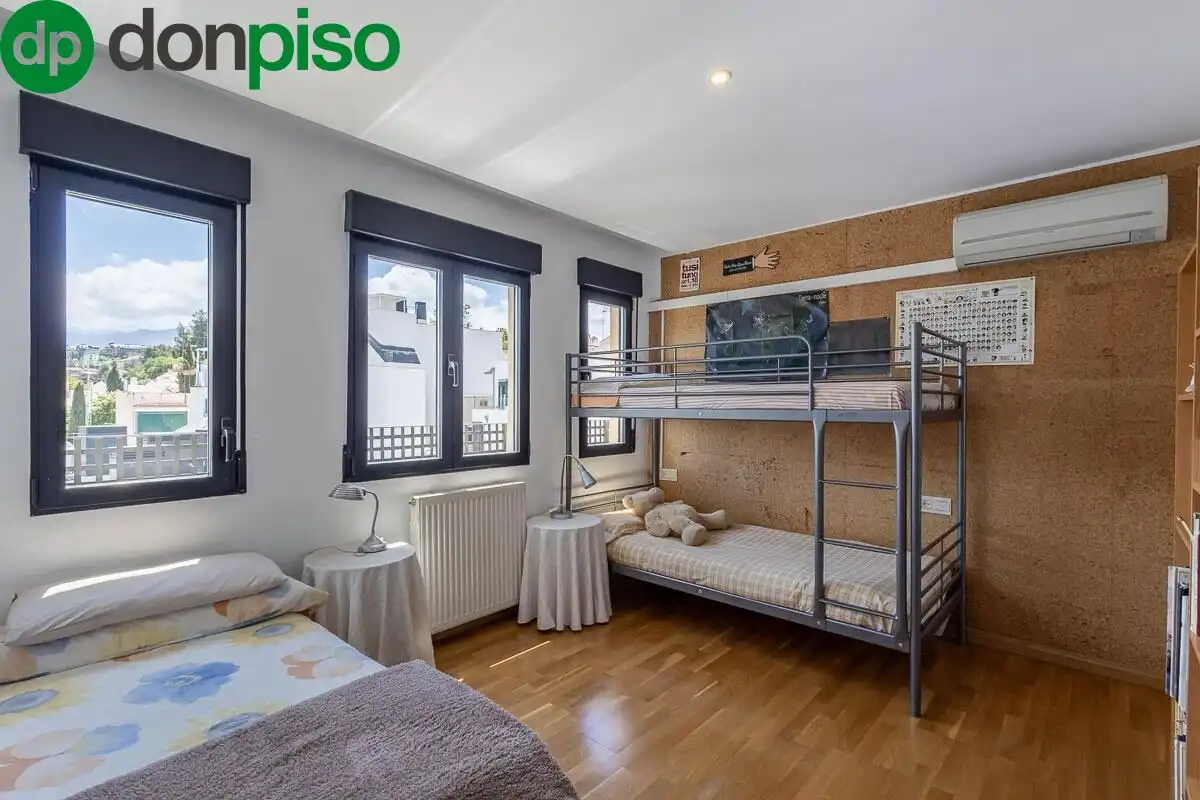 Dormitori de Casa o xalet en venda en Granada amb Aire condicionat, Calefacció i Terrassa