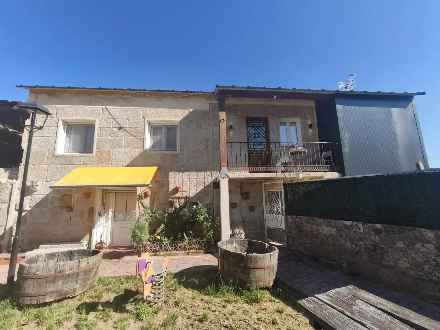 Vista exterior de Casa adosada en venta en O Carballiño   con Calefacción, Terraza y Piscina
