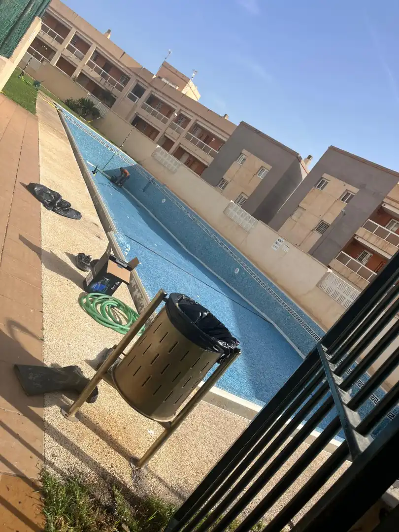 Piscina de Pis en venda en Roquetas de Mar amb Aire condicionat, Jardí privat i Terrassa
