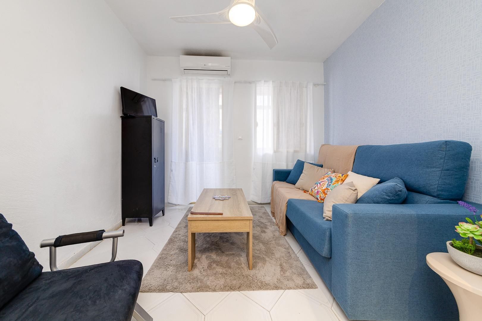 Sala de estar de Estudio en venta en Torrevieja con Aire acondicionado, Terraza y Amueblado