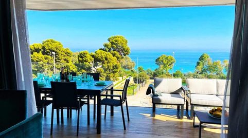 Modernos apartamentos nuevos en la orilla del mar Mediterráneo