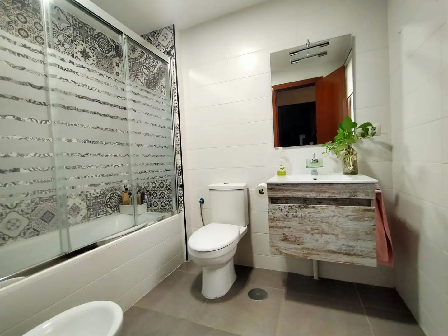 Bathroom of Flat for sale in Sevilla  with Air Conditioner and Terrace