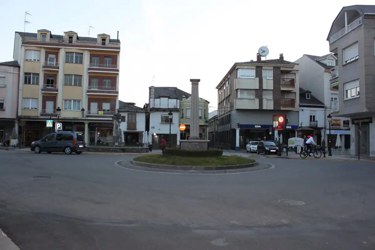 Vista exterior de Edificio en venta en Cacabelos