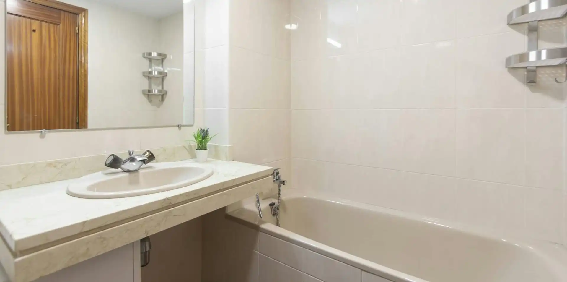 Bathroom of Flat for share in Madrid  with Heating, Furnished and Washing machine