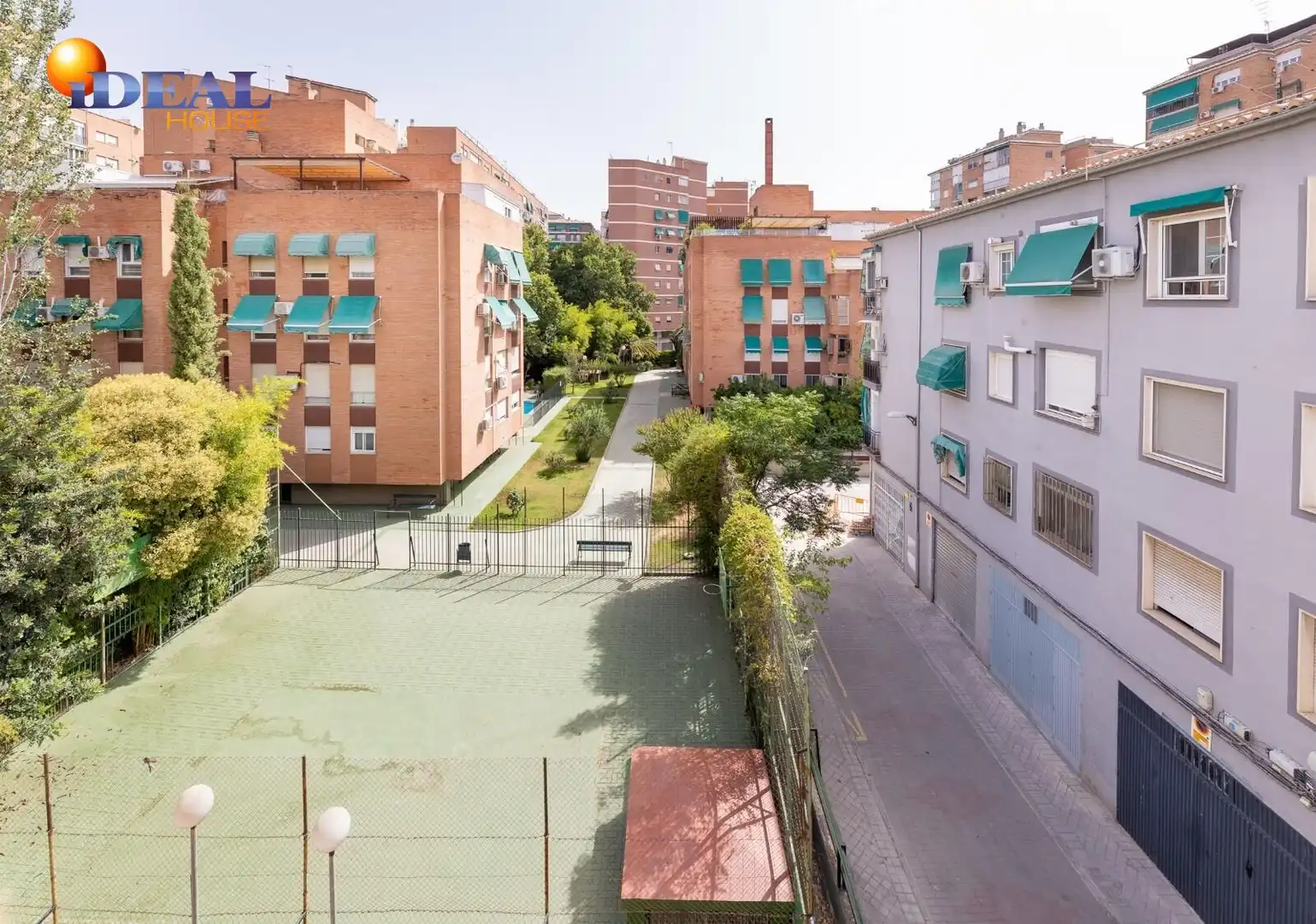 Vista exterior de Pis en venda en Granada amb Moblat i Balcó