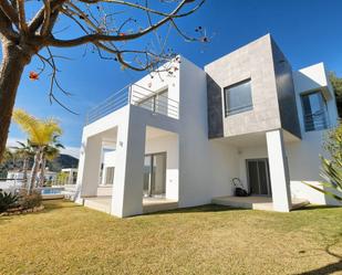 Vista exterior de Casa o xalet en venda en Benahavís amb Aire condicionat, Jardí privat i Terrassa