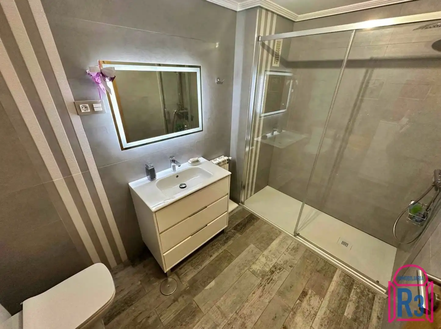 Baño de Piso en venta en León Capital  con Calefacción y Terraza