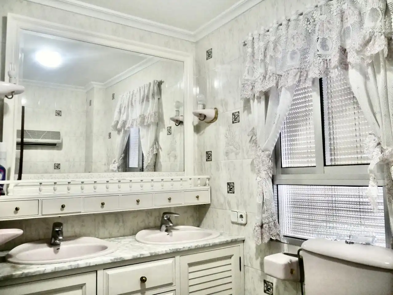 Bathroom of Flat for sale in Sevilla  with Air Conditioner, Terrace and Furnished