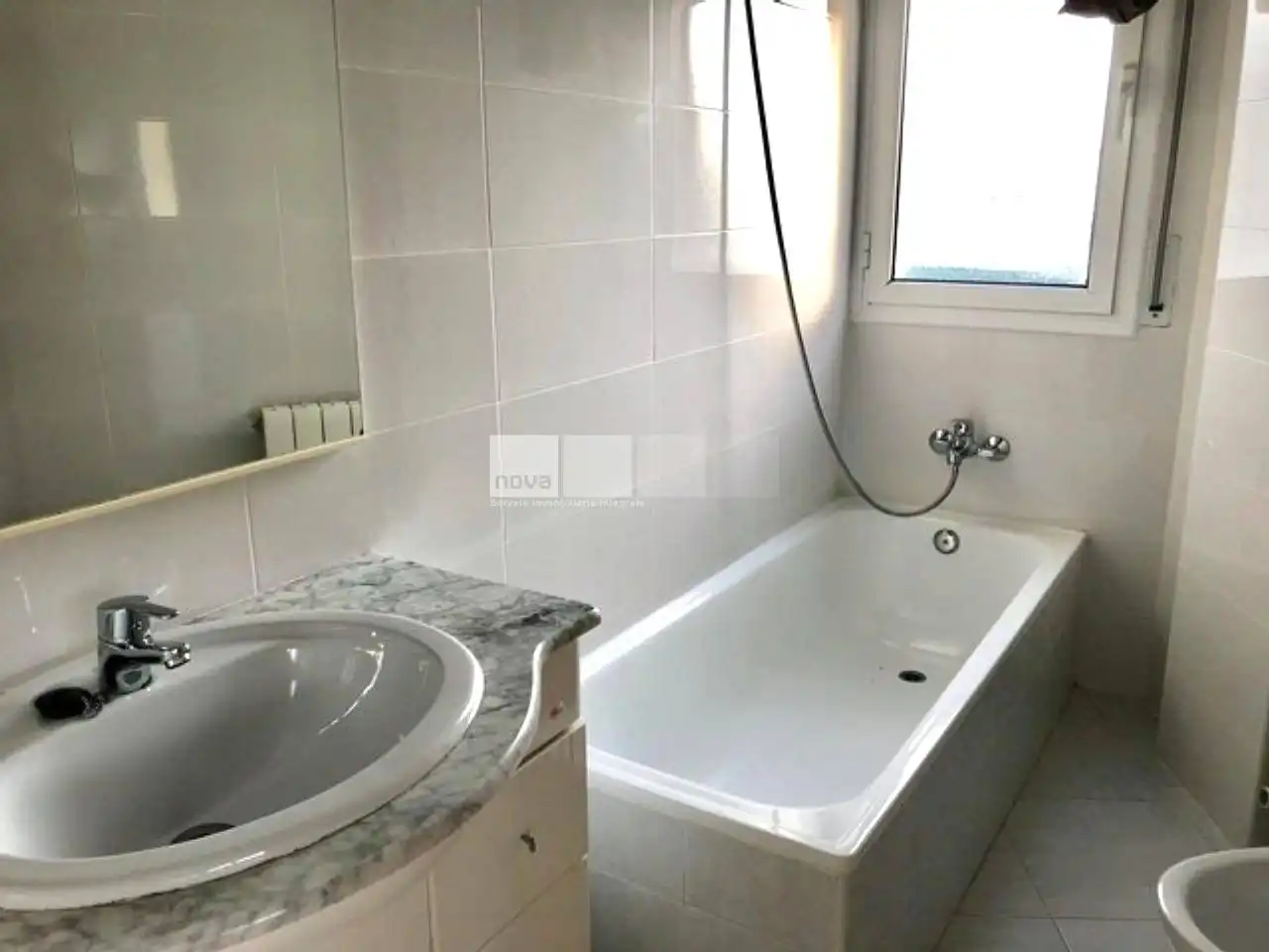 Badezimmer von Wohnung zum Verkauf in Tona mit Heizung und Balkon