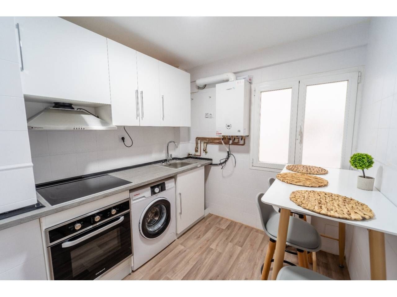 Flat for rent in Avenida Constitución Española, Barriada Militar 2 de Mayo - Capiscol