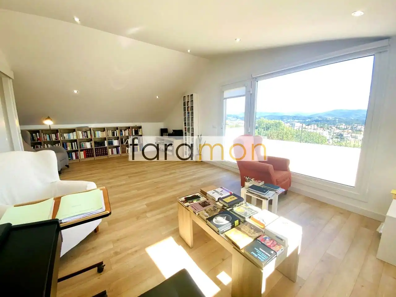 Sala d'estar de Casa o xalet en venda en Nigrán amb Calefacció, Jardí privat i Terrassa