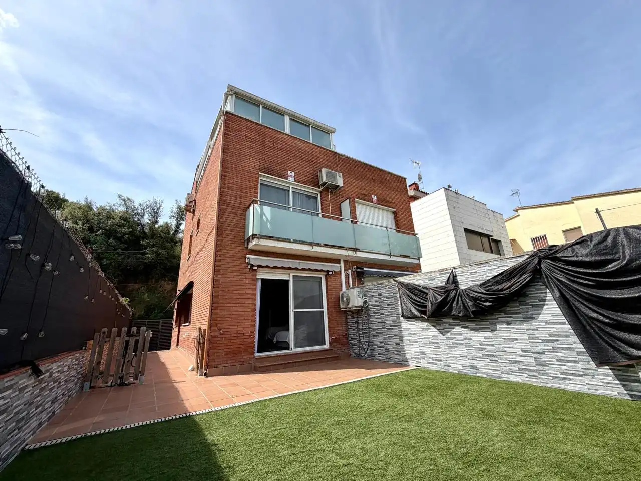 Vista exterior de Casa adosada en venta en Montcada i Reixac con Aire acondicionado, Calefacción y Jardín privado