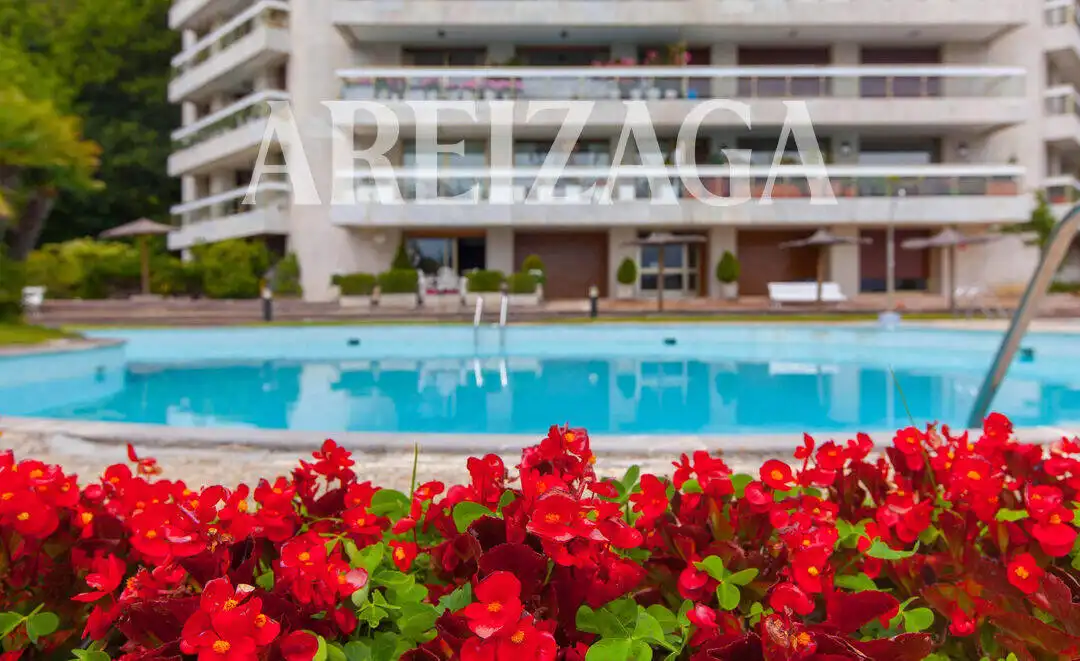 Piscina de Piso en venta en Donostia - San Sebastián  con Calefacción, Terraza y Trastero