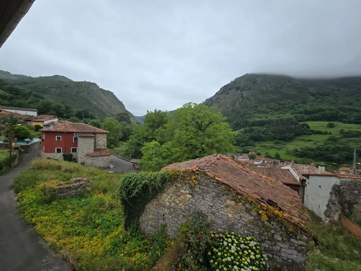 Vista exterior de Casa o xalet en venda en Llanes amb Calefacció, Terrassa i Traster