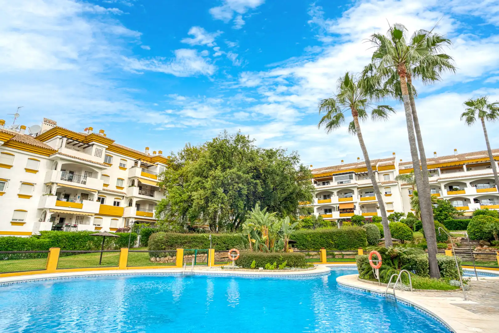 Vista exterior de Planta baixa en venda en Marbella amb Aire condicionat, Jardí privat i Terrassa