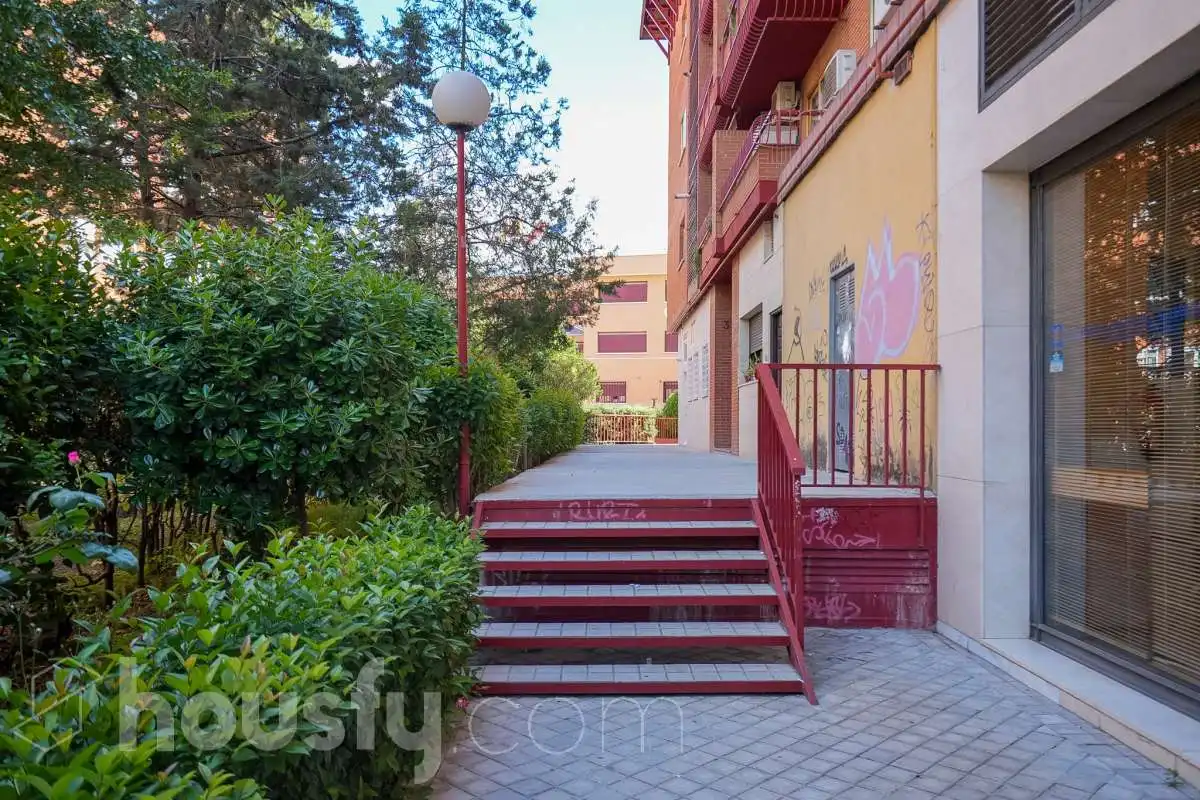 Vista exterior de Local en venta en Madrid con Aire acondicionado