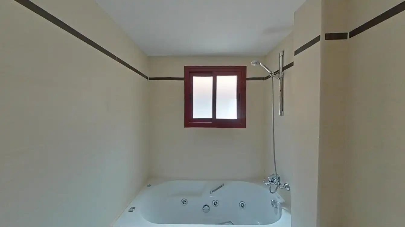 Bany de Pis en venda en Mijas amb Aire condicionat i Piscina