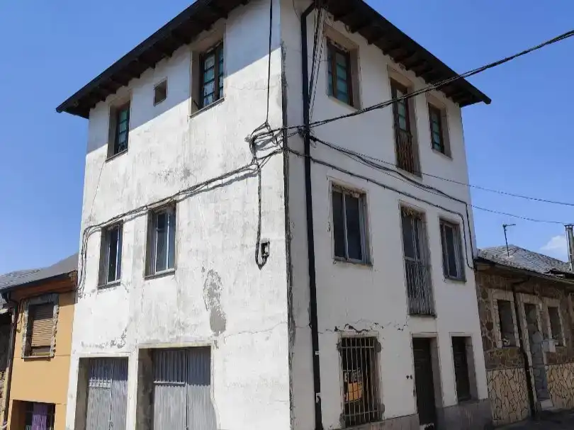 Vista exterior de Pis en venda en Páramo del Sil