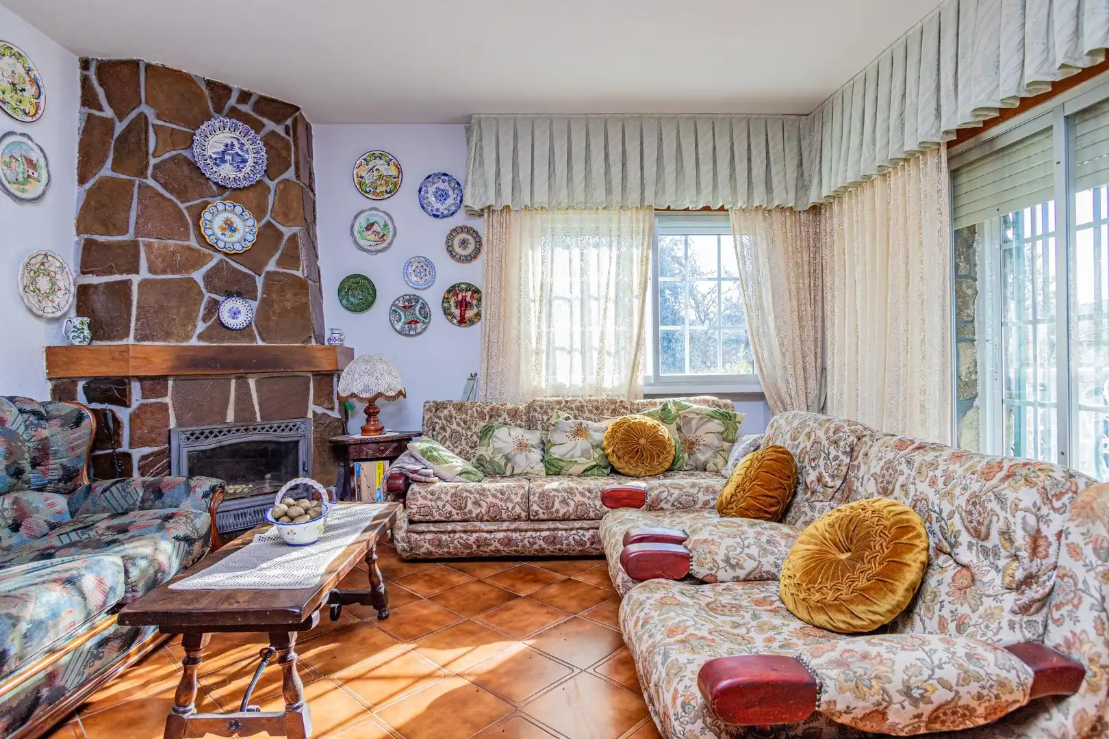 Sala d'estar de Casa o xalet en venda en Miraflores de la Sierra amb Calefacció, Jardí privat i Terrassa
