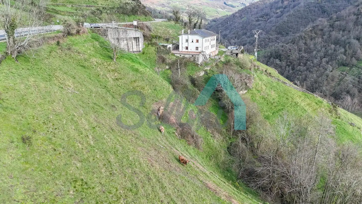 Casa adosada en venda en Cangas del Narcea amb Calefacció, Jardí privat i Terrassa