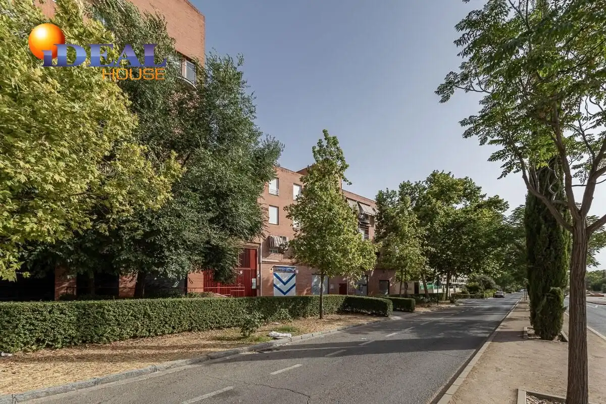 Vista exterior de Pis en venda en Granada amb Balcó
