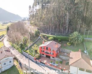 Vista exterior de Casa o xalet en venda en Pravia amb Jardí privat, Terrassa i Traster