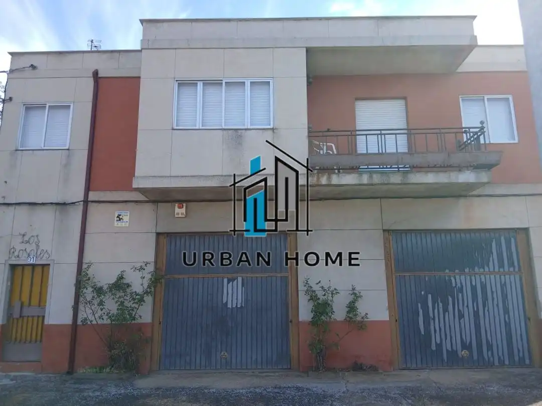Vista exterior de Casa o xalet en venda en León Capital  amb Calefacció i Jardí privat
