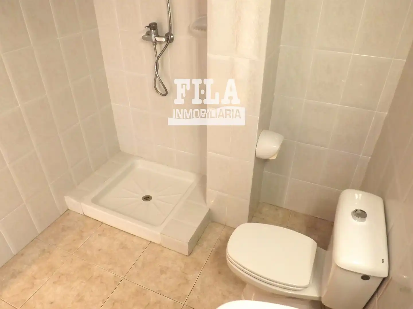 Badezimmer von Dachboden zum Verkauf in Calafell mit Terrasse, Schwimmbad und Gemeinschaftspool