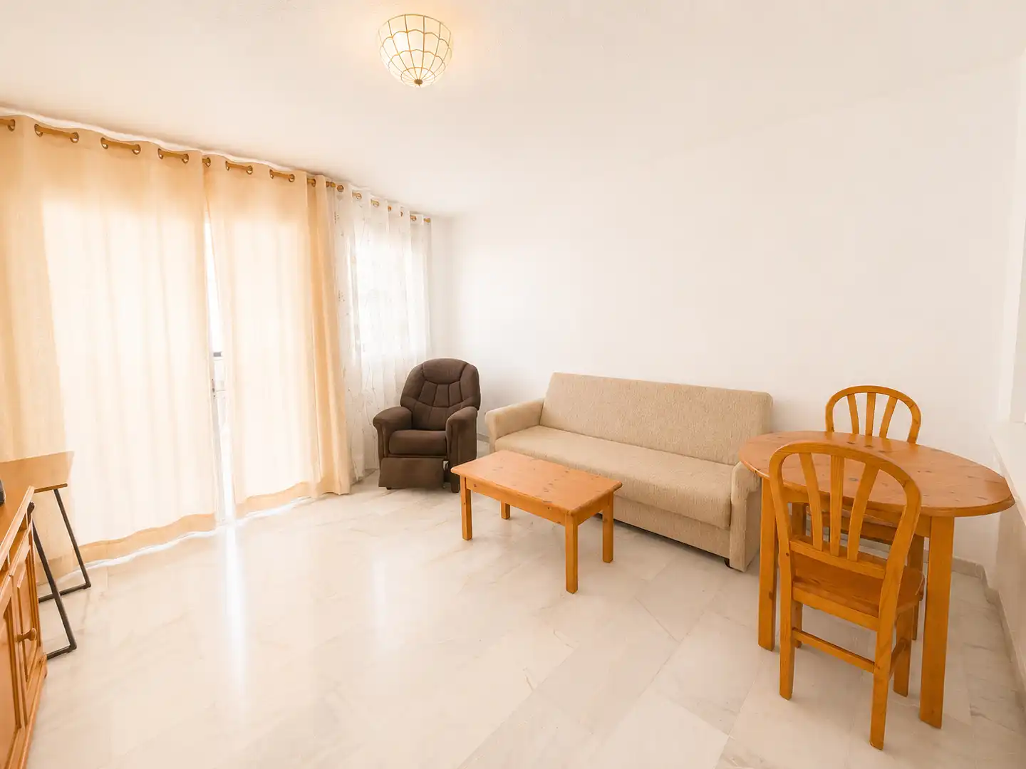 Sala d'estar de Pis en venda en Benalmádena amb Terrassa, Moblat i Piscina comunitària