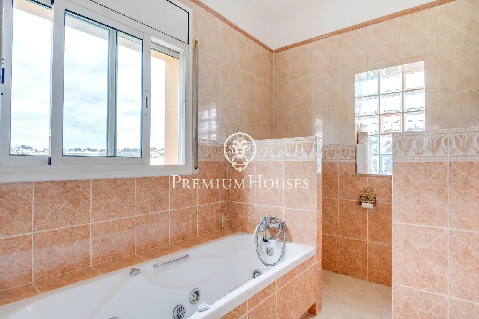 Baño de Casa o chalet en venta en Vilanova i la Geltrú con Aire acondicionado, Calefacción y Jardín privado