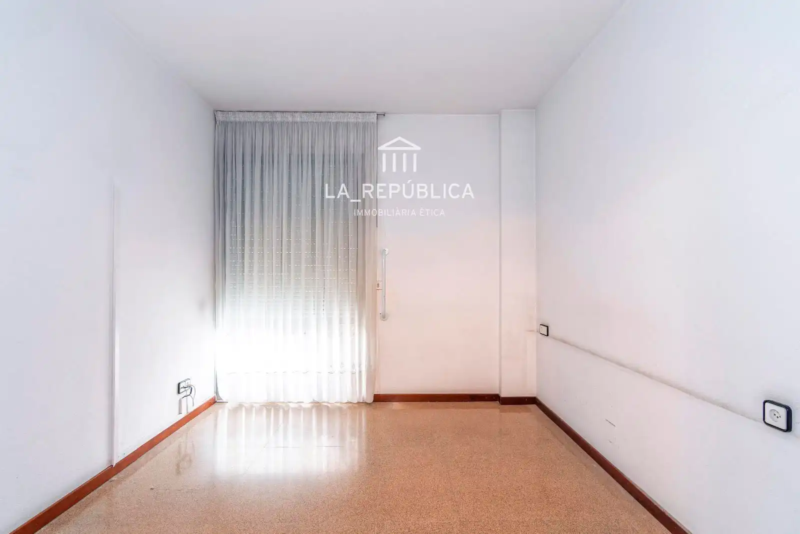 Piso en venta en Barcelona con Calefacción, Terraza y Horno