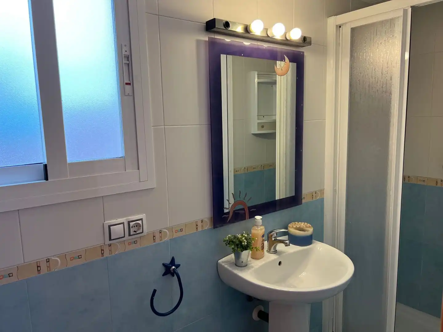 Bany de Apartament de lloguer en Fuengirola amb Aire condicionat, Calefacció i Terrassa