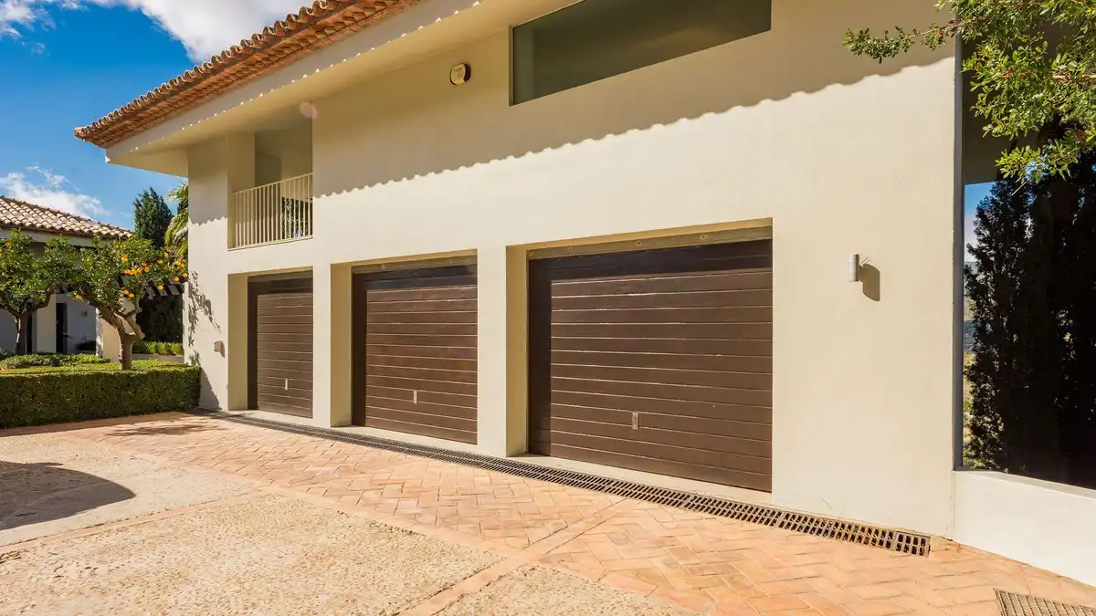 Außenansicht von Haus oder Chalet zum Verkauf in Benahavís mit Klimaanlage, Privatgarten und Terrasse