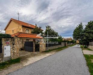 Vista exterior de Casa o xalet en venda en Navas de Riofrío amb Aire condicionat, Jardí privat i Piscina