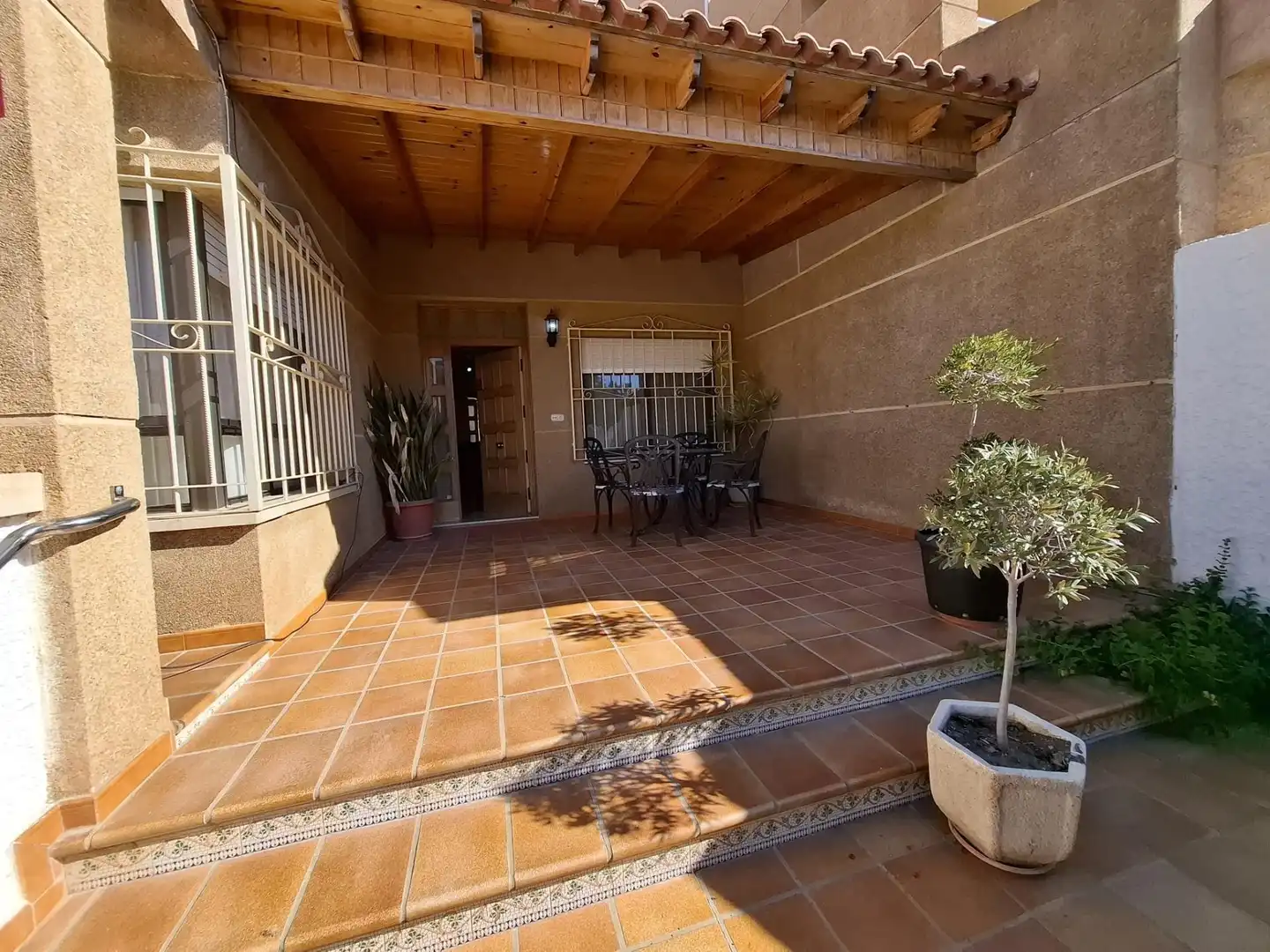 Terrasse von Einfamilien-Reihenhaus zum Verkauf in Águilas mit Klimaanlage, Privatgarten und Terrasse