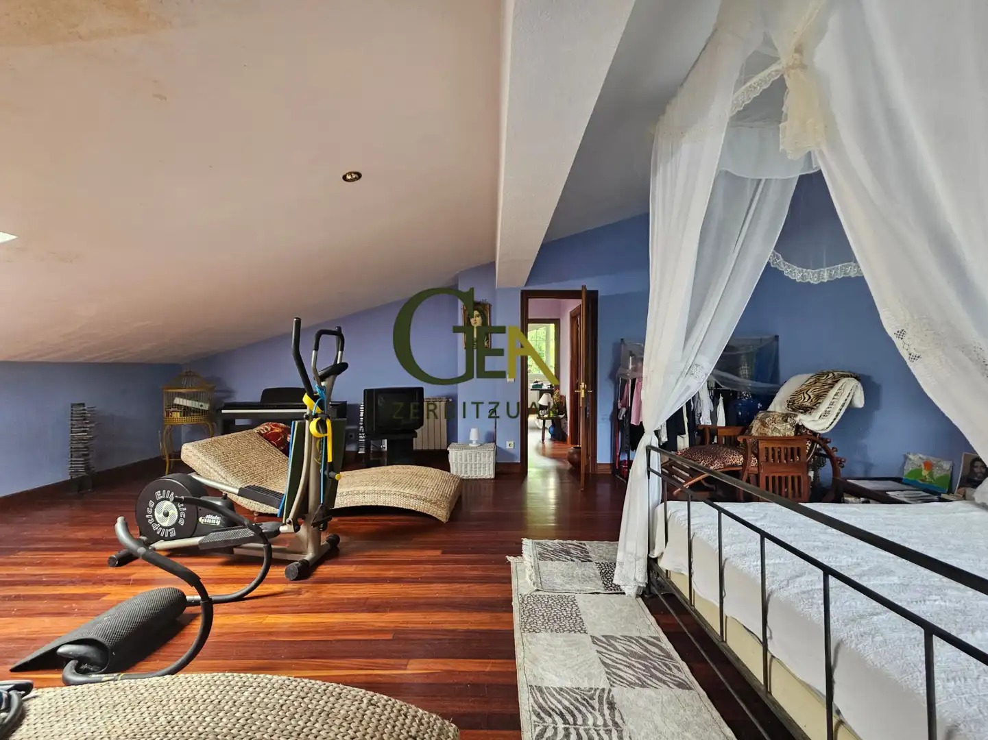Wohnzimmer von Einfamilien-Reihenhaus zum Verkauf in Alkiza mit Heizung, Privatgarten und Terrasse