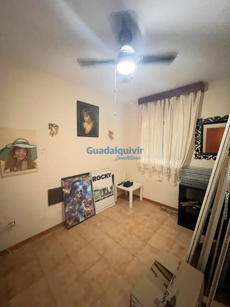 Dormitori de Casa adosada en venda en Montequinto amb Aire condicionat, Jardí privat i Traster